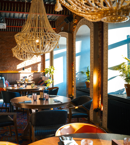 Нино играет в домино